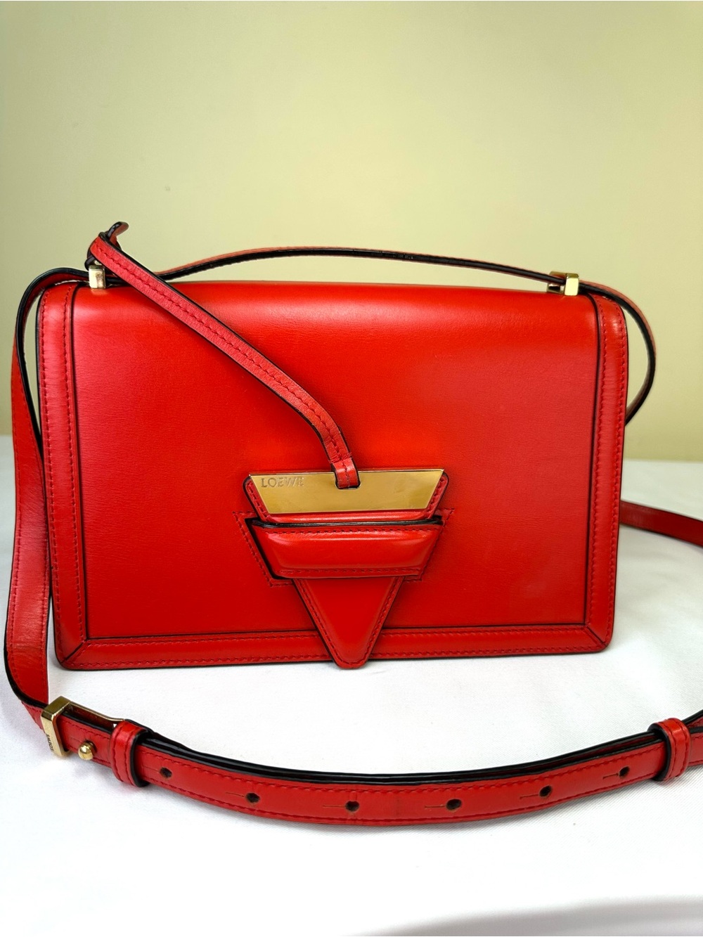 Loewe Barcelona Red Leather Iconic Triangular Fastening Shoulder/Crossbody COA - Picture 4 of 17